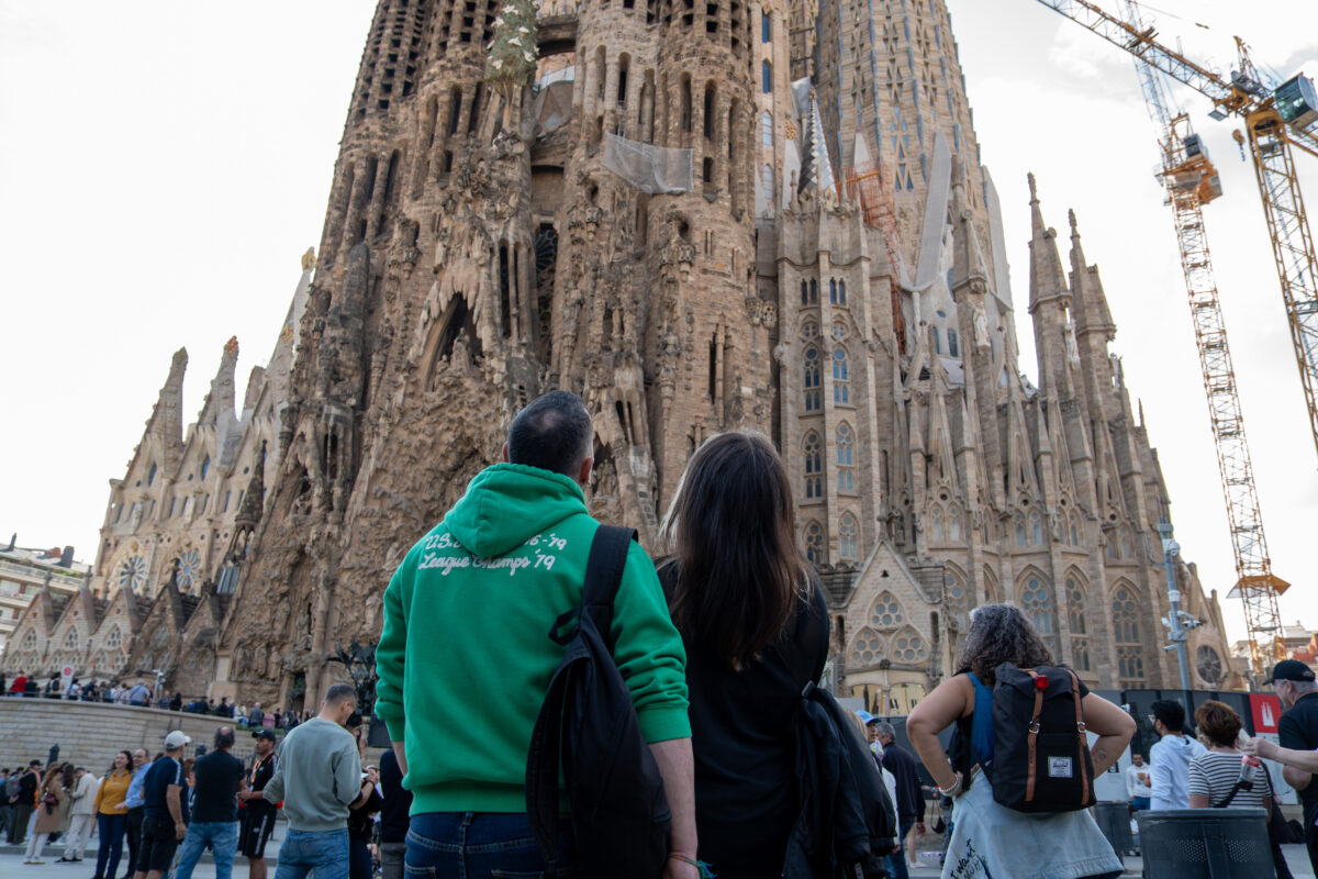 Spain: coloured powder thrown at Sagrada Familia façade, two climate activists arrested