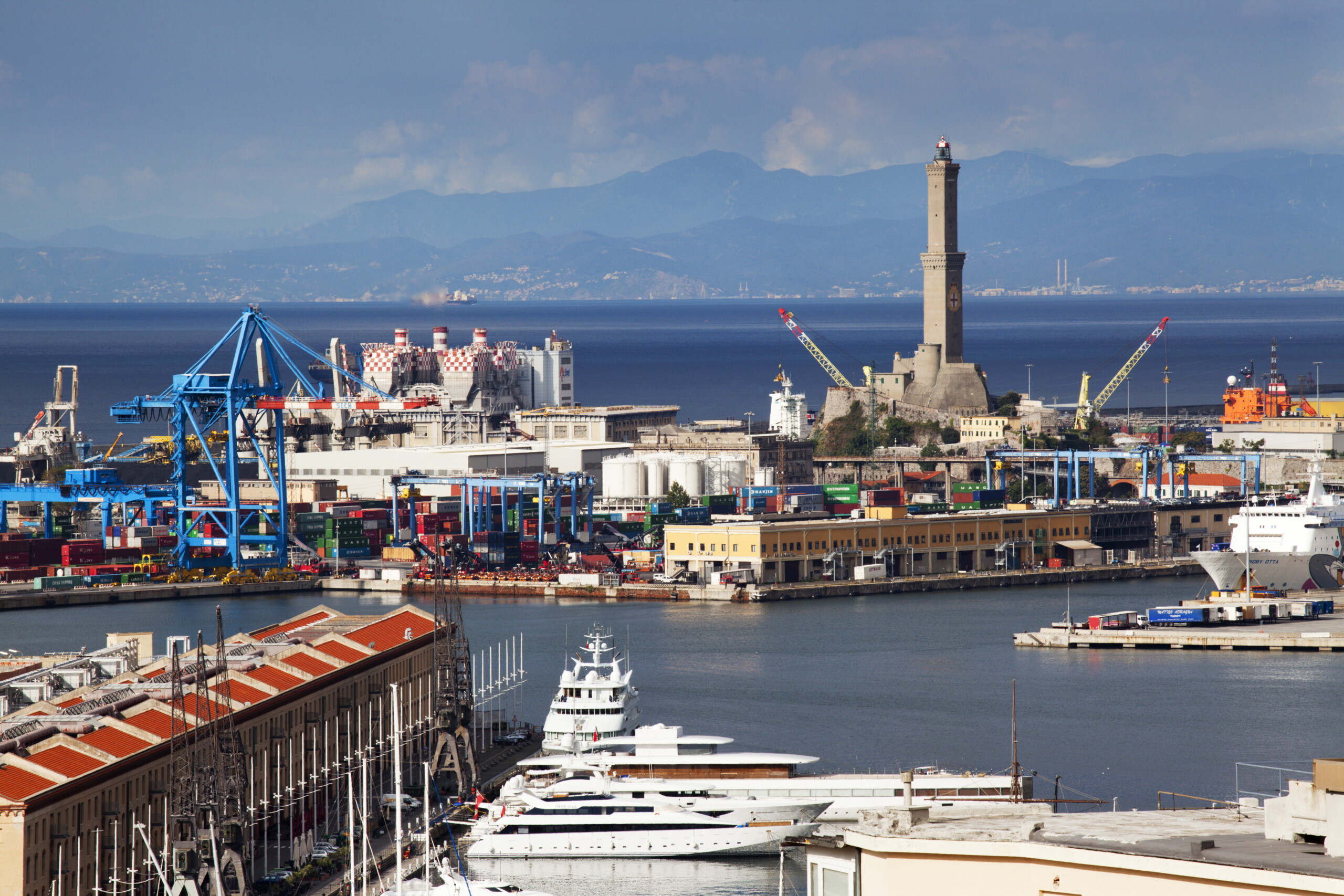 Accident at the port of Genoa, 51-year-old worker in critical condition