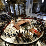 At 12 noon 150 thousand people pay homage to Bergoglio