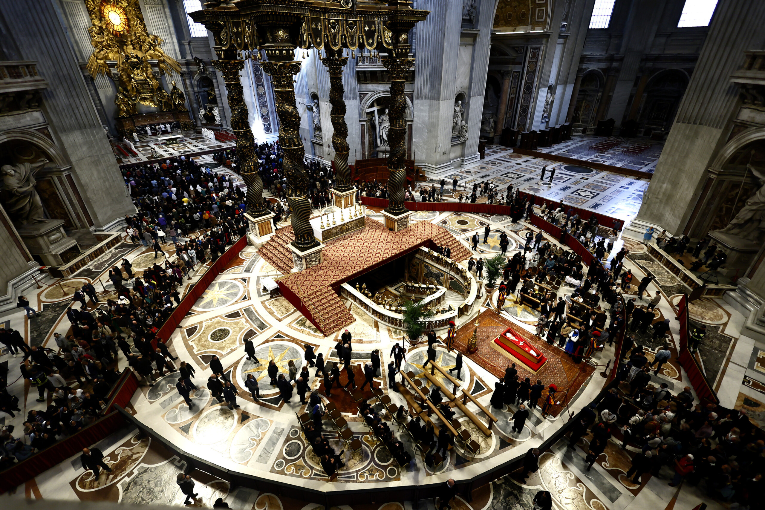 At 12 noon 150 thousand people pay homage to Bergoglio