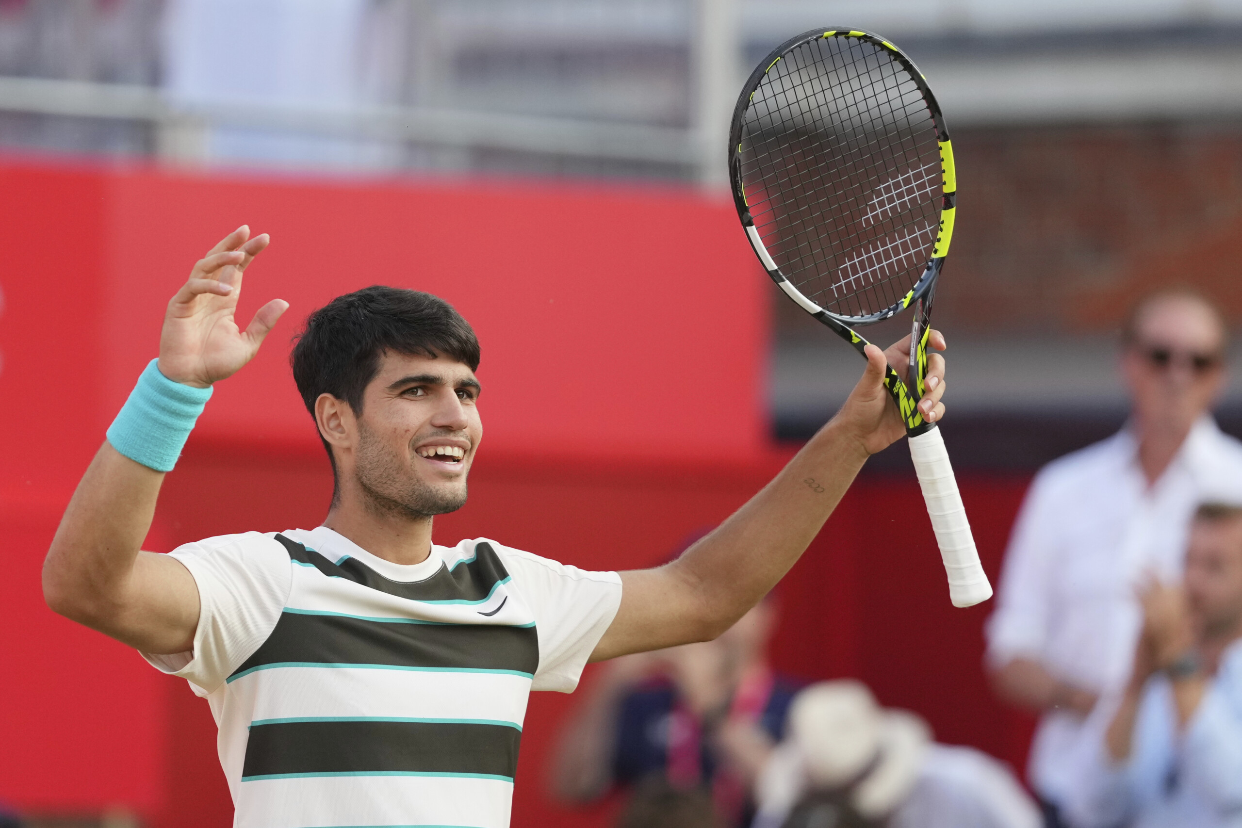 ATP Queen's, Alcaraz struggles but reaches quarterfinals