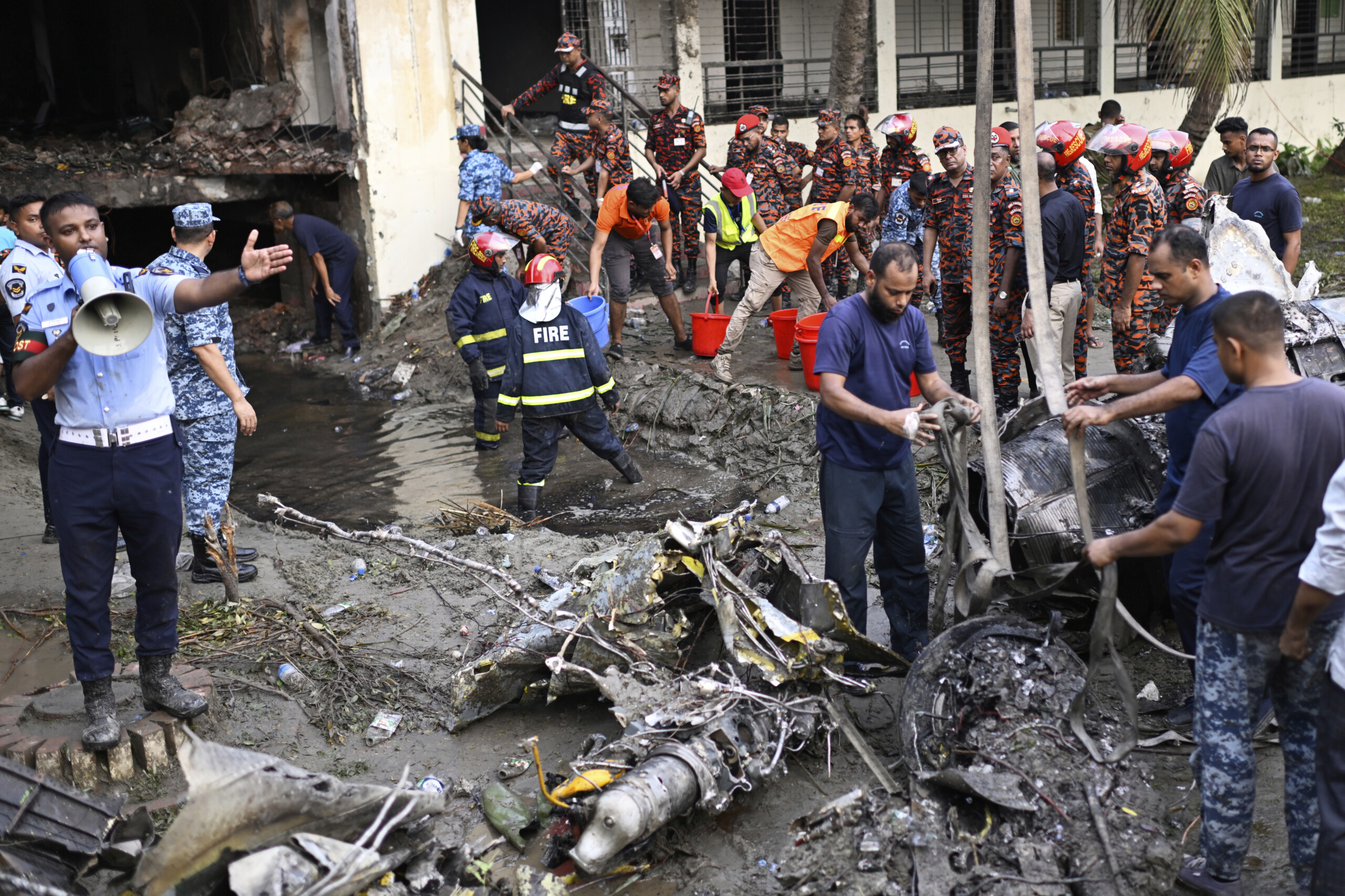 Bangladesh: death toll rises to 31 in jet crash on school, 25 students Bangladesh: death toll rises to 31 in jet crash on school, 25 students