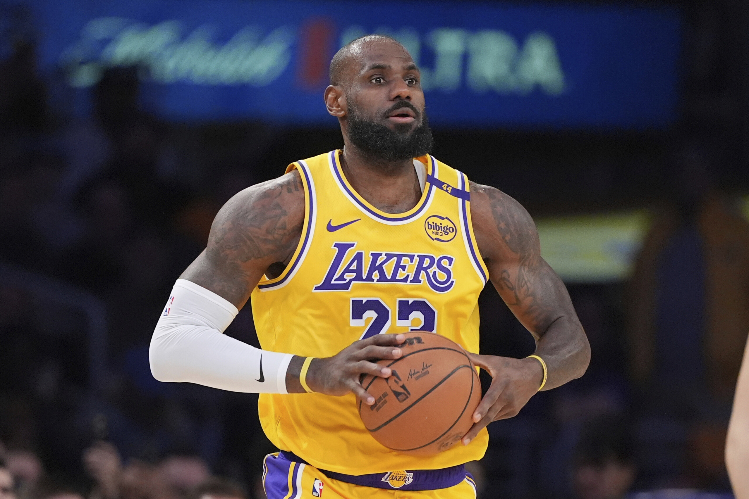 Basketball, NBA: At 40, LeBron James signs with the Lakers for another year