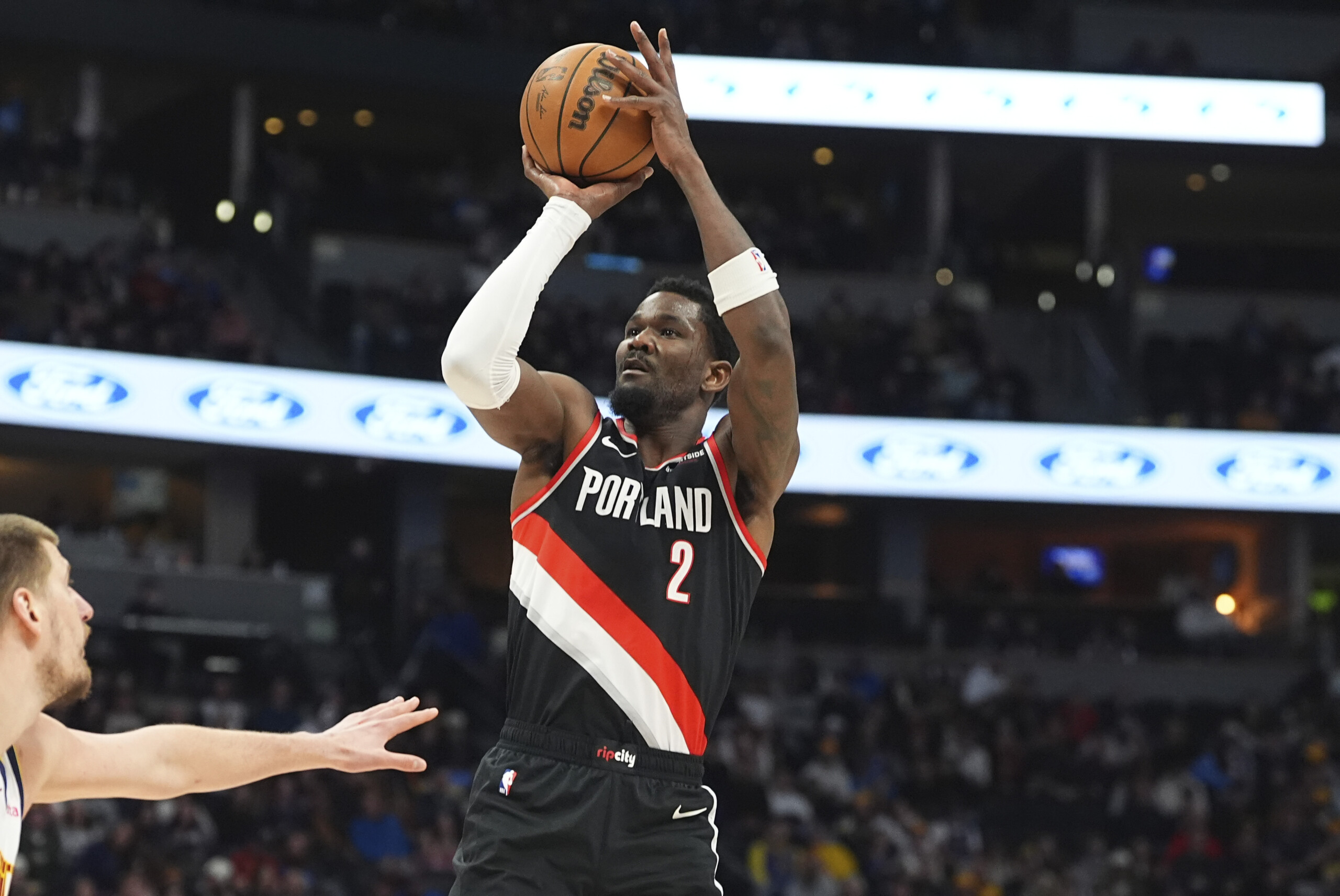 Basketball, NBA: Ayton is the new center for the Lakers, two-year deal