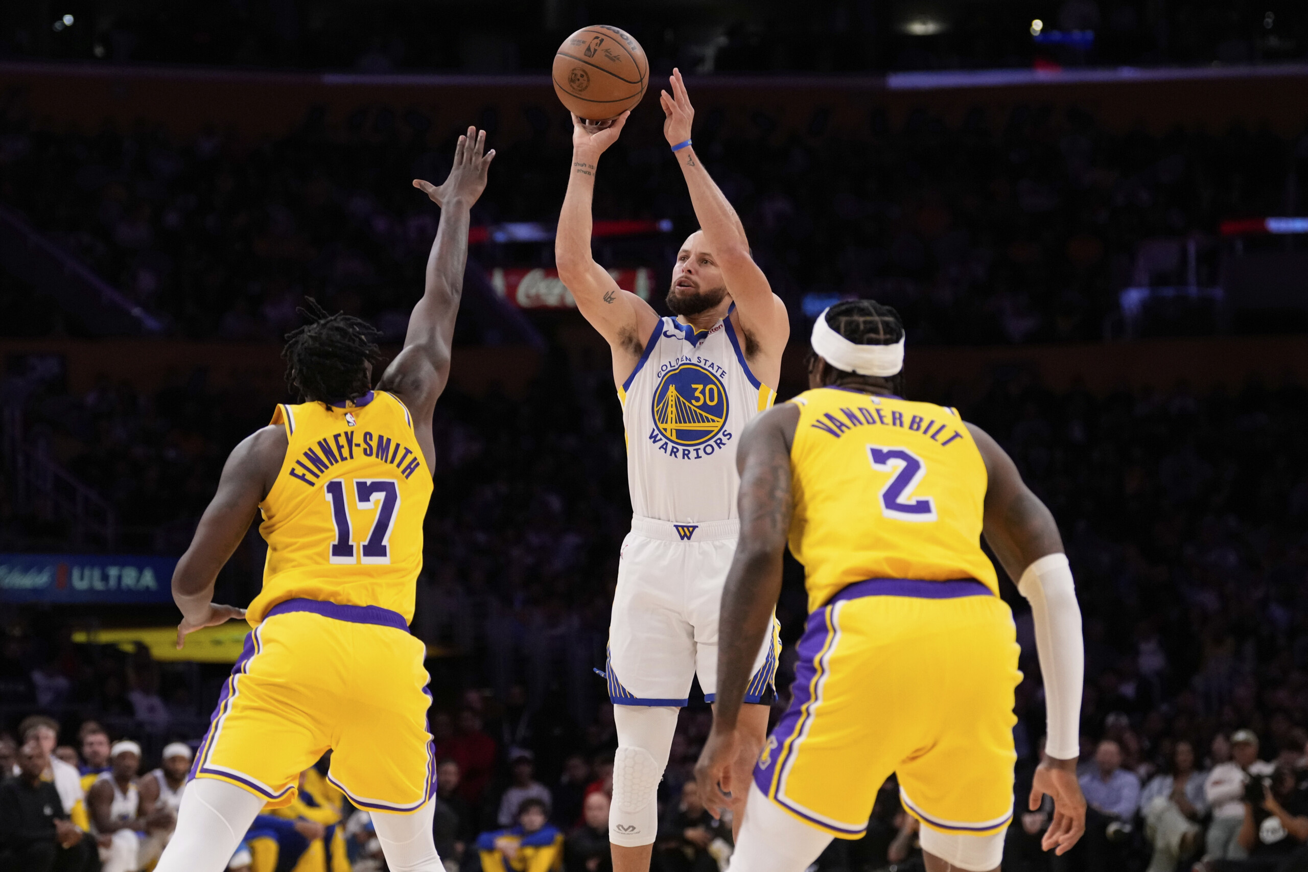 Basketball: Nba, Curry beats LeBron, Bucks beat 76ers
