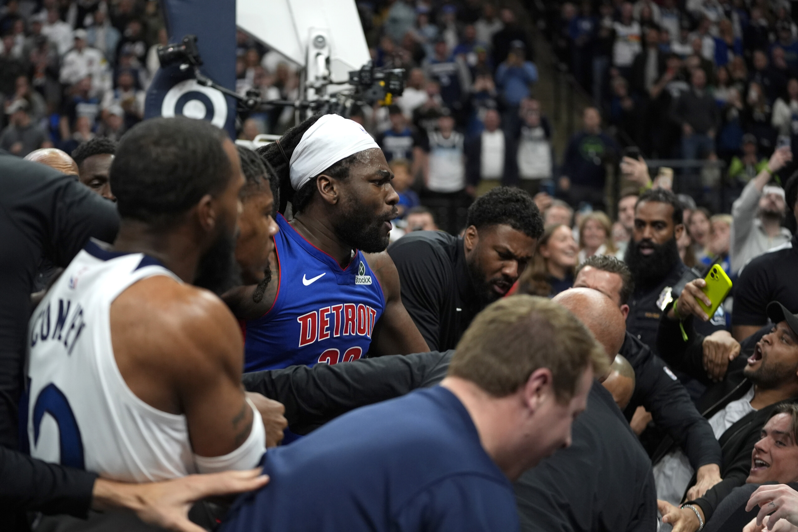 Basketball: NBA, huge brawl in the Minnesota-Detroit match, seven players sent off Basketball: NBA, huge brawl in the Minnesota-Detroit match, seven players sent off