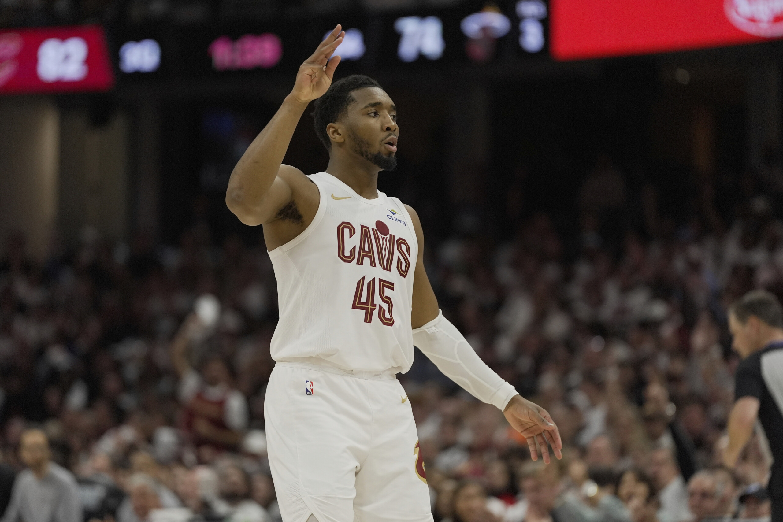 Basketball, NBA Playoffs: Cleveland beats Miami 121-112 and leads the series 2-0