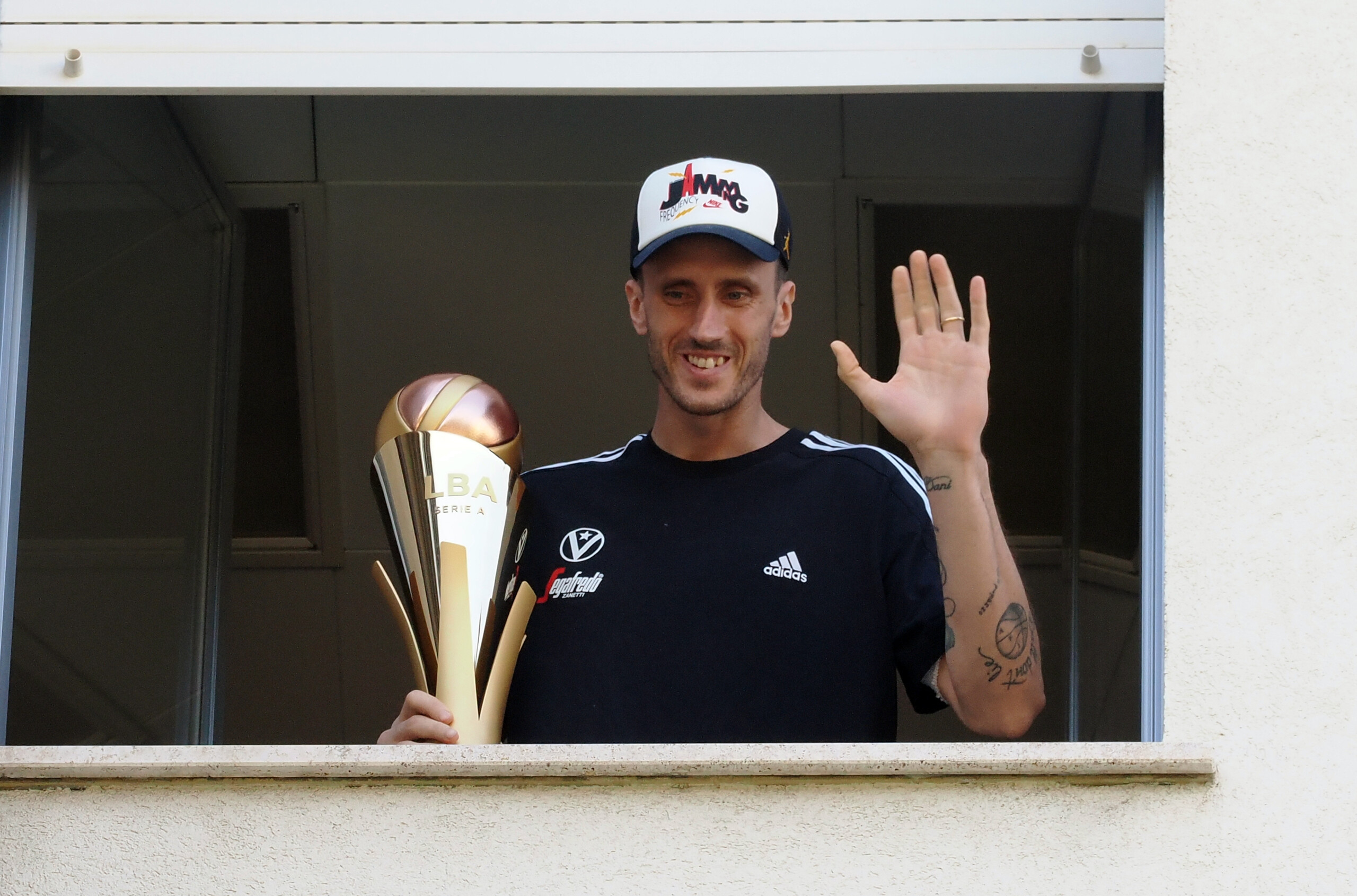 Basketball, Polonara returns home after his first round of treatment: celebrations with his wife and children