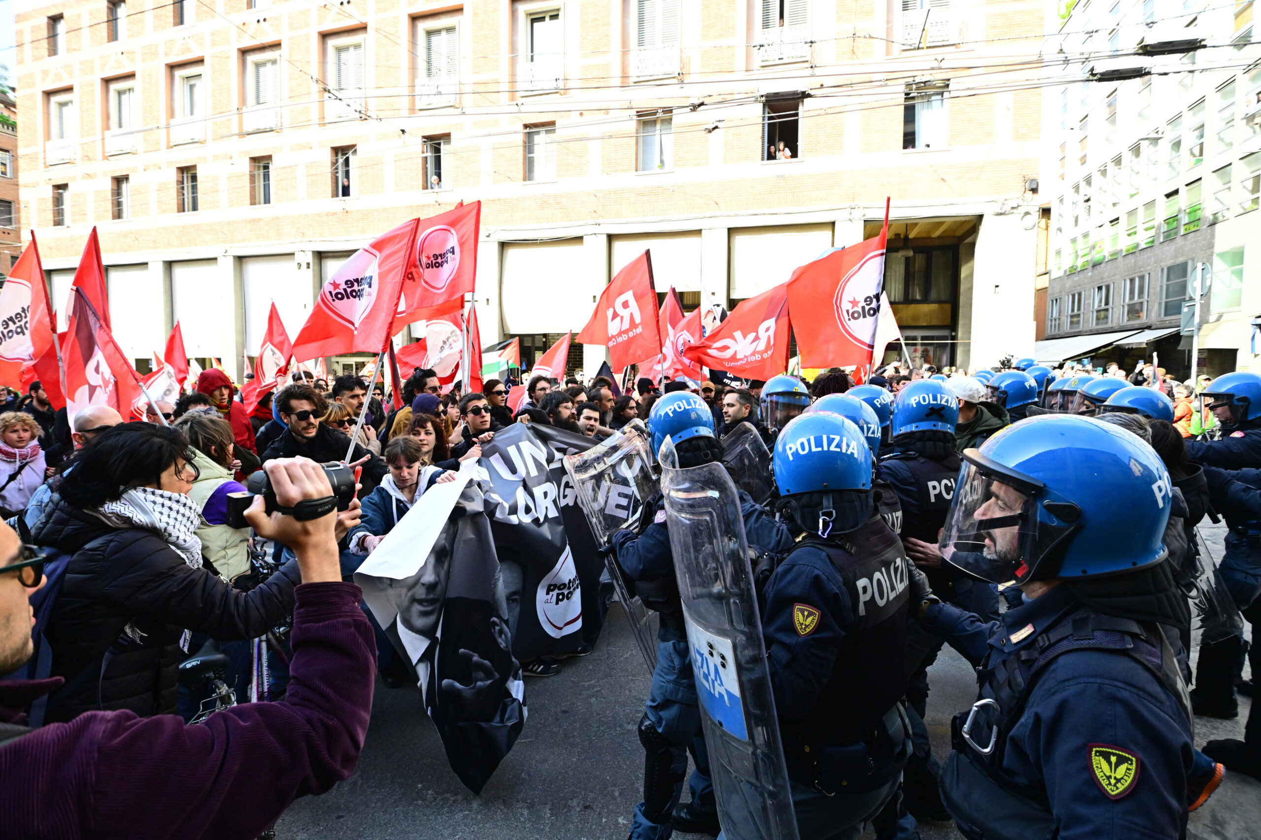 Bologna, tensions at a demonstration against rearmament: police repel demonstrators