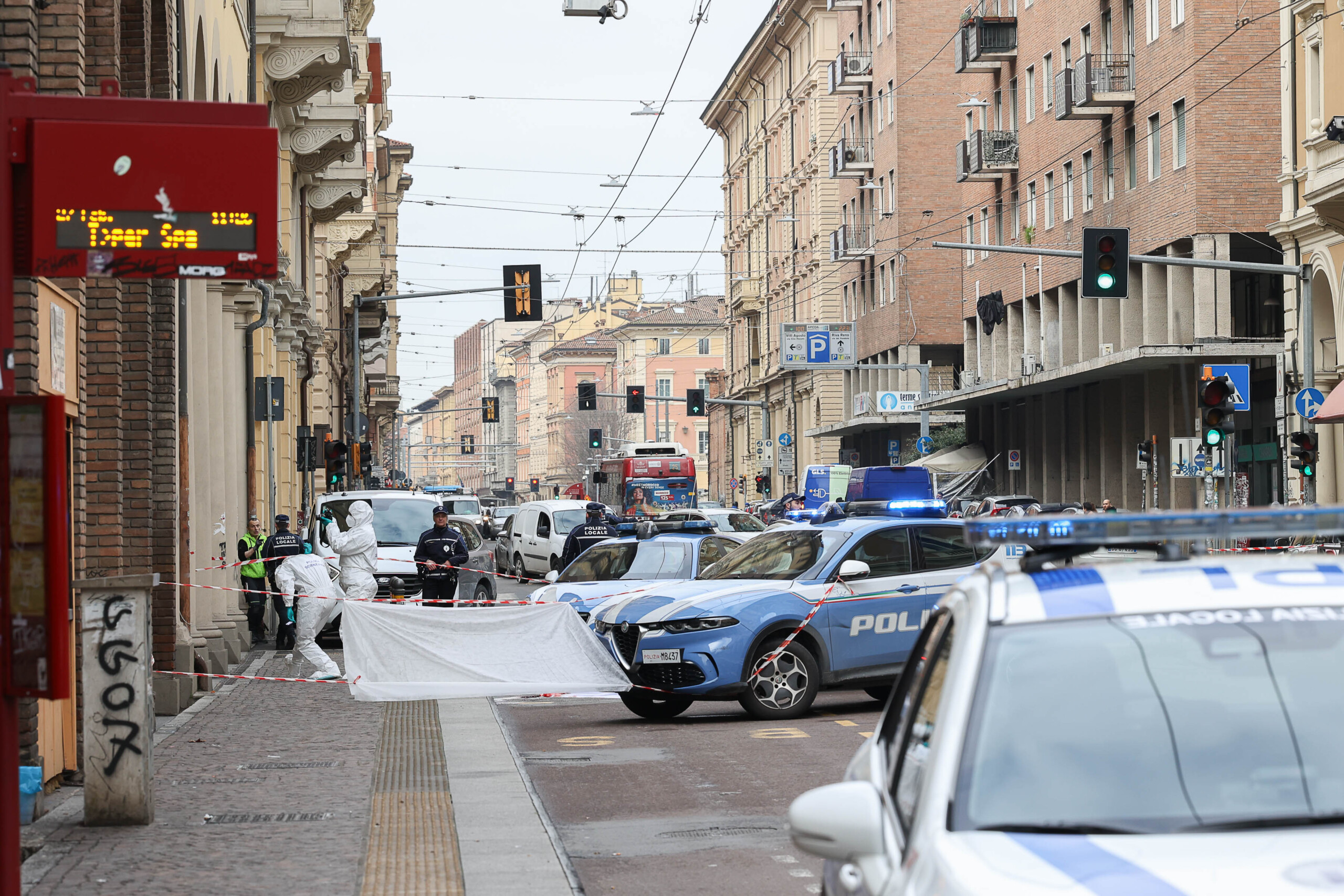 Bologna, two men found dead in a house, one throat-slitted and the other stabbed Bologna, two men found dead in a house, one throat-slitted and the other stabbed