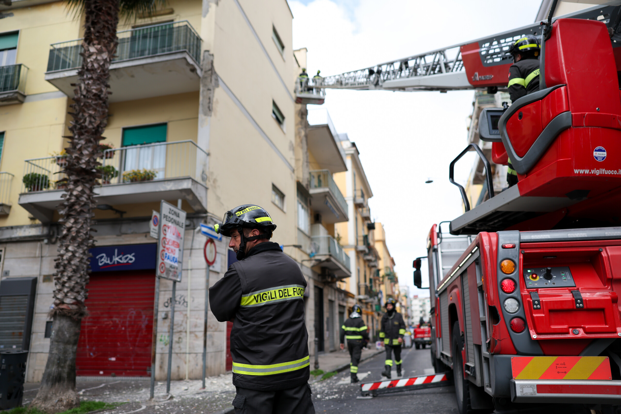 Campi Flegrei: over 800 interventions by the fire brigade since 13 March
