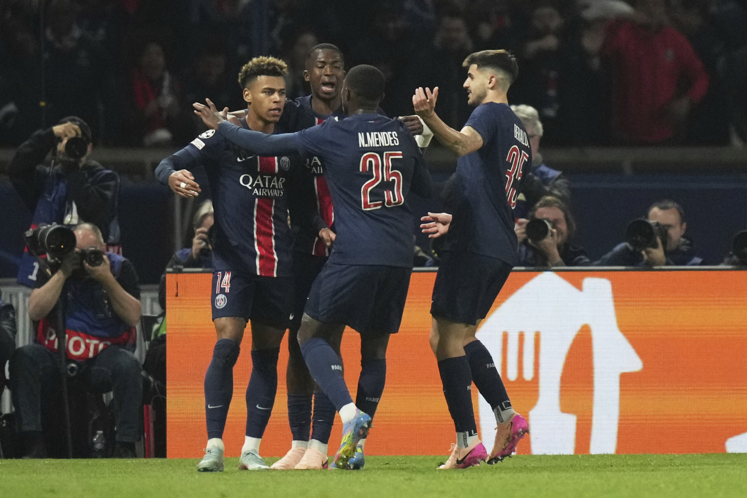 Champions League, Psg-Aston Villa 3-1 and Barcelona-Dortmund 4-0