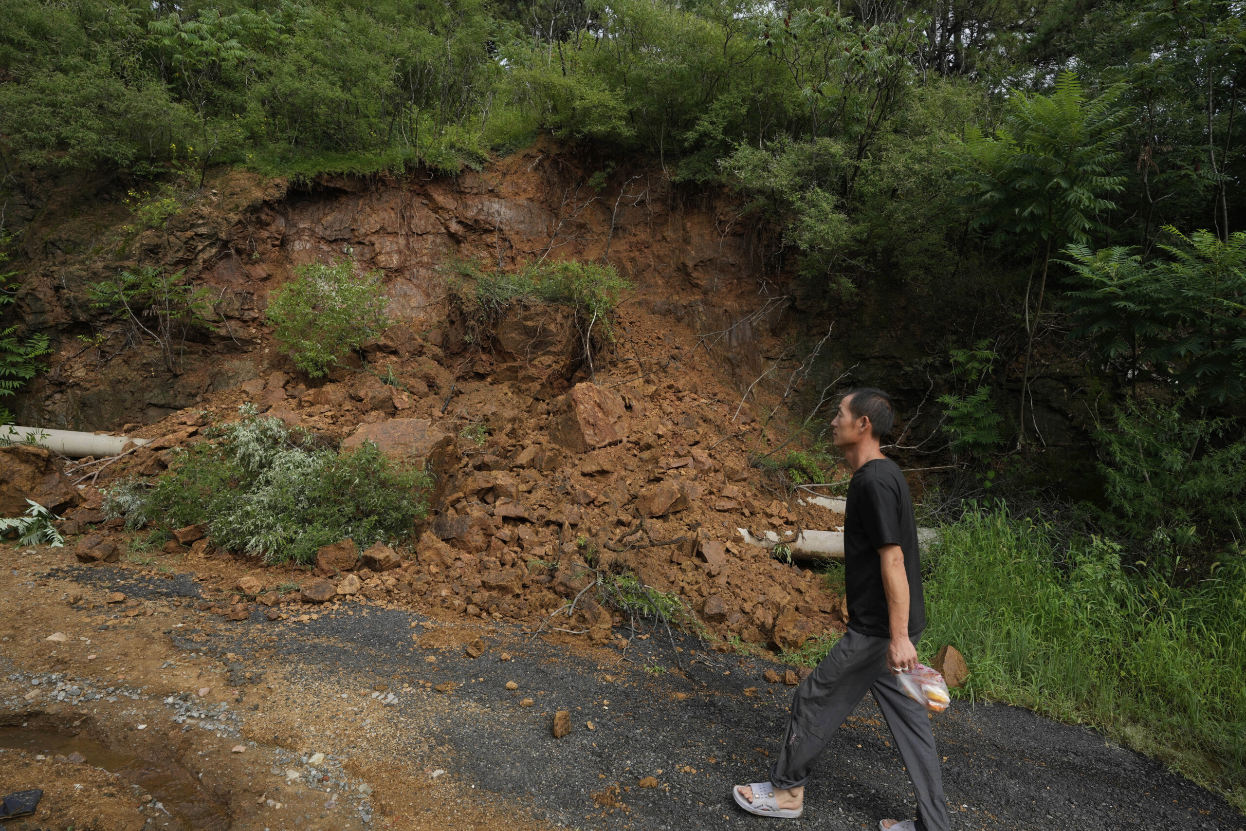 China: 10 dead and 2 missing in floods in the north, campsite swept away