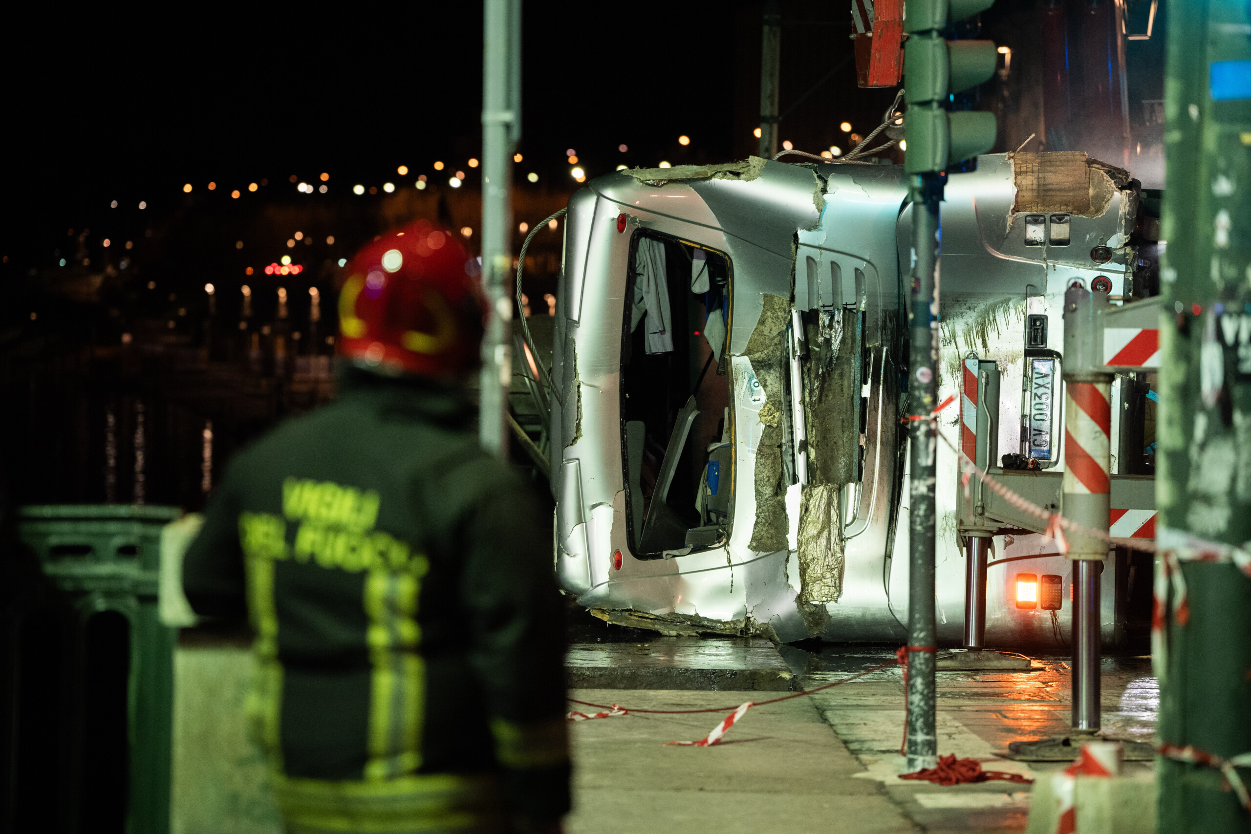 Coach plunges into river in Turin: the driver's funeral in Molise on Thursday