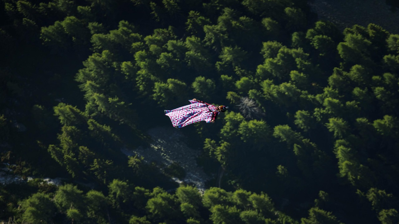 Colfosco, jumps with wingsuit: 25-year-old Chinese man dies in South Tyrol