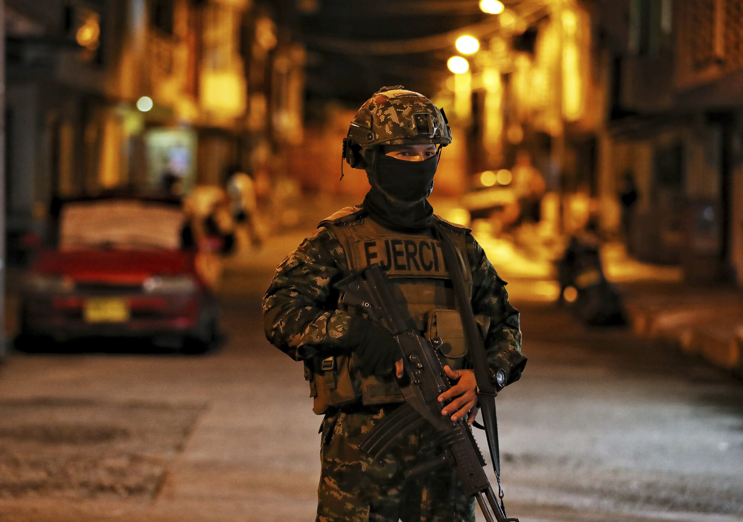 Colombia: shots fired at presidential candidate Uribe, fighting for his life