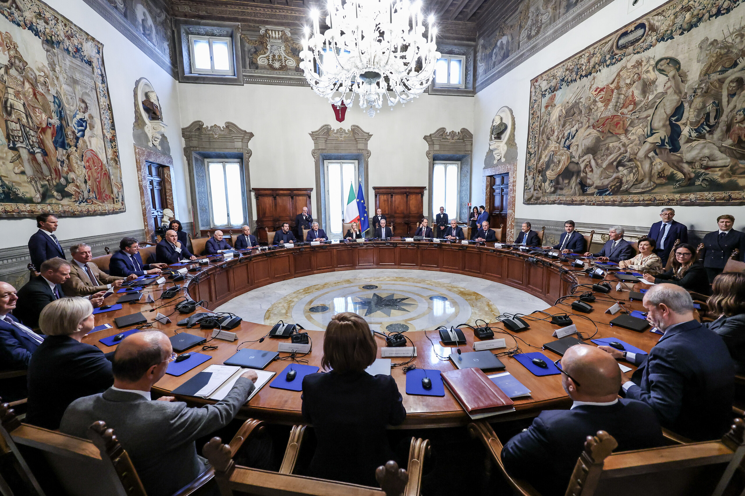 Competition Bill in Cabinet today: measures on electric charging stations and professional firms Competition Bill in Cabinet today: measures on electric charging stations and professional firms