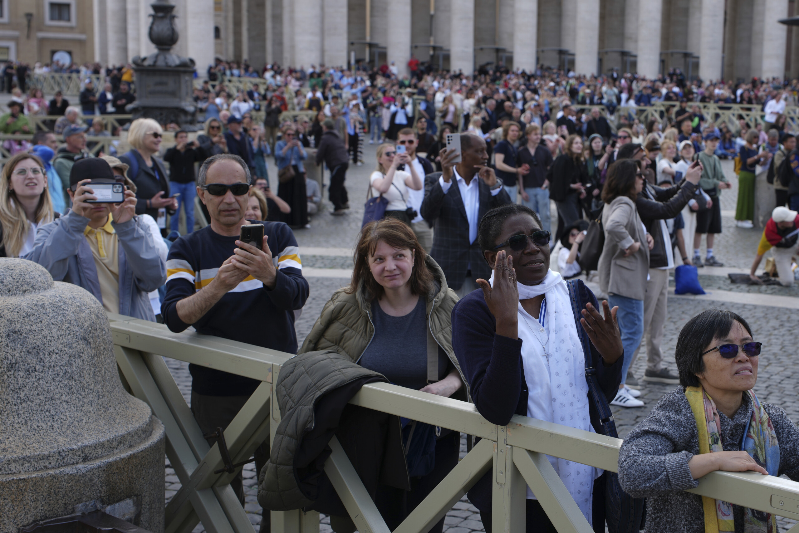 Conclave: 11,000 people in St. Peter’s Square awaiting smoke signal Conclave: 11,000 people in St. Peter’s Square awaiting smoke signal