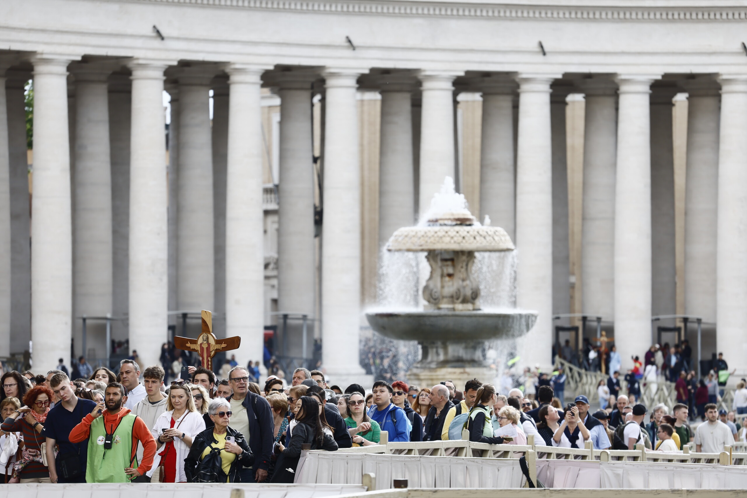 Conclave: no 'mid-morning smoke', proceeding to third ballot