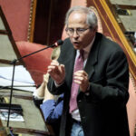 Covid, Crisanti: "Anti-vax graffiti from frustrated people, they need to be listened to"