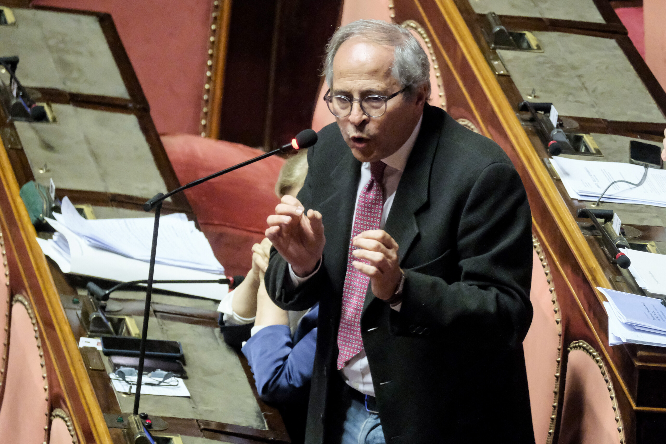 Covid, Crisanti: "Anti-vax graffiti from frustrated people, they need to be listened to"