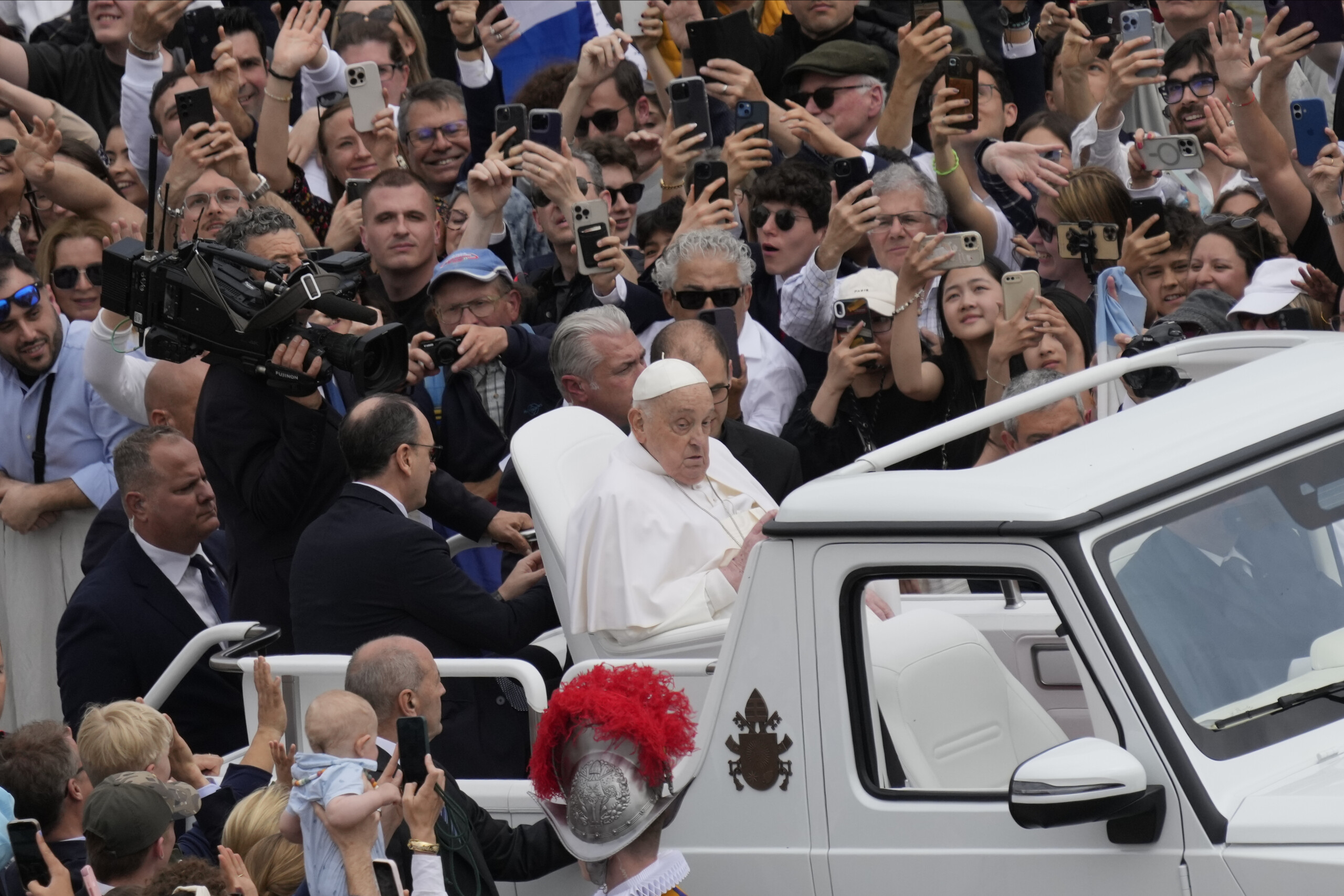 Easter, Pope descends among the faithful in St. Peter's Square