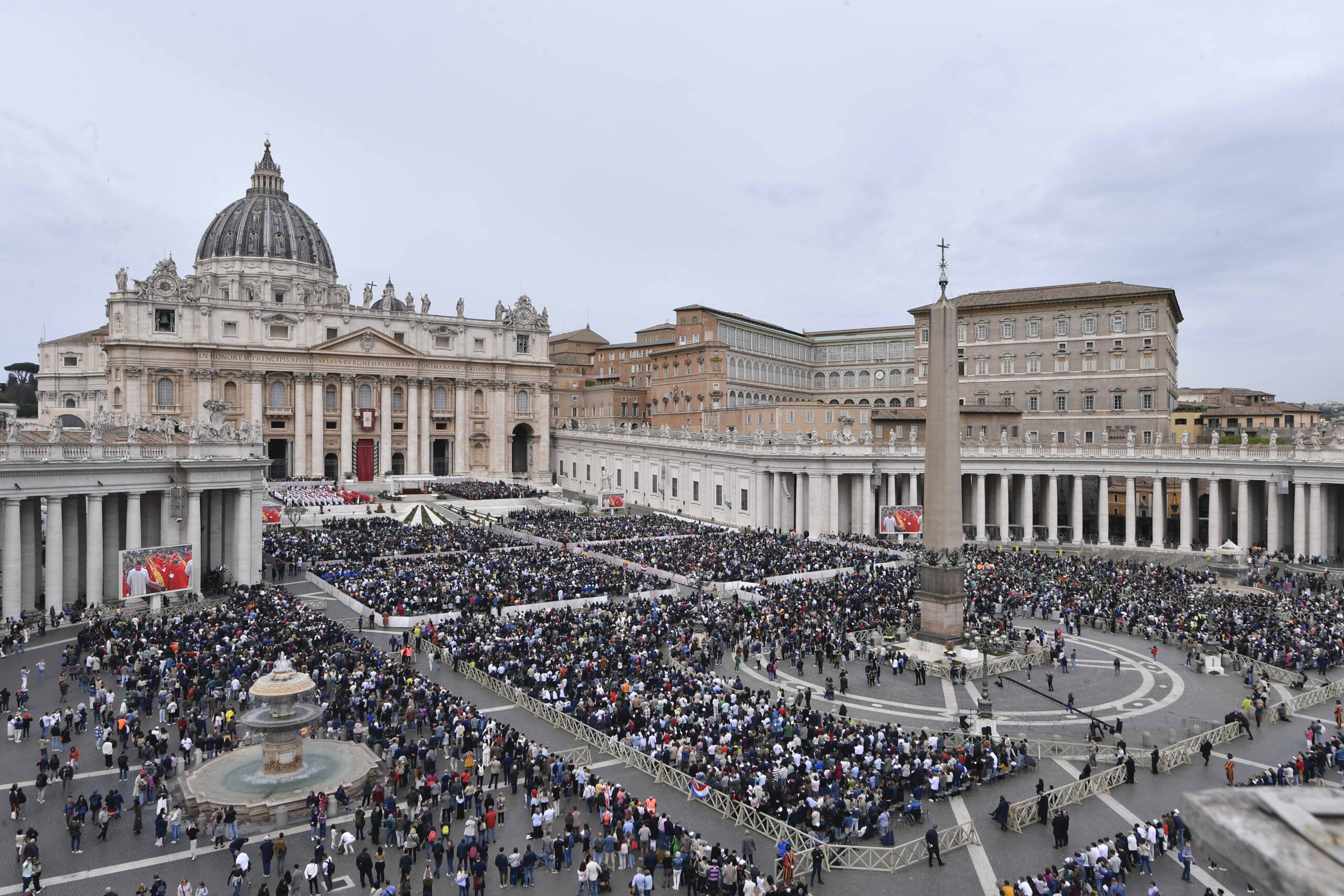 Easter, Pope: "Jesus is not a museum statue, seek Him among brothers"