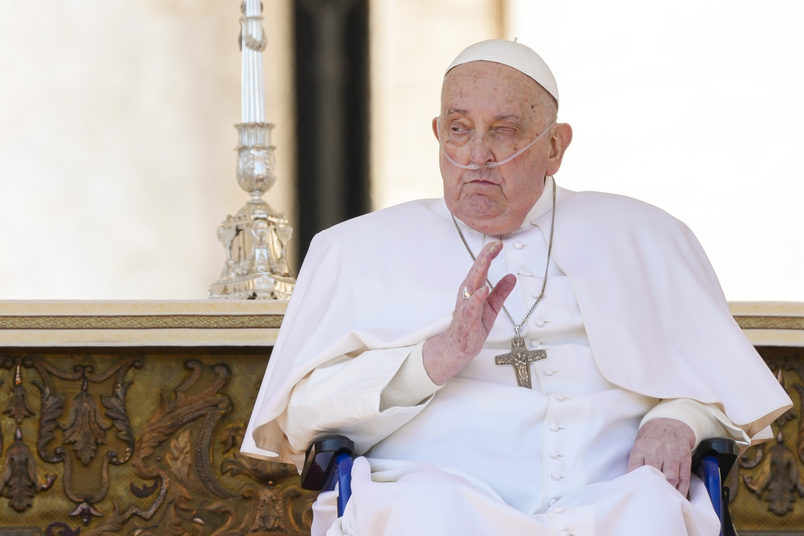 Easter, Pope: "Winds of death blow, become messengers of hope"