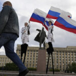 English: Ukraine, Moscow: "Russian flag raised in Sudzha Square, Kursk"