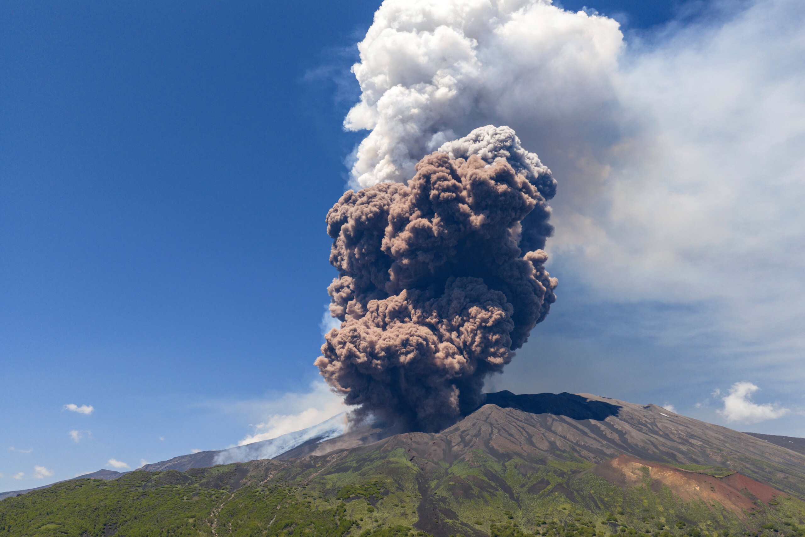 Etna: new effusive vent opens, lava flow at 3,000 metres