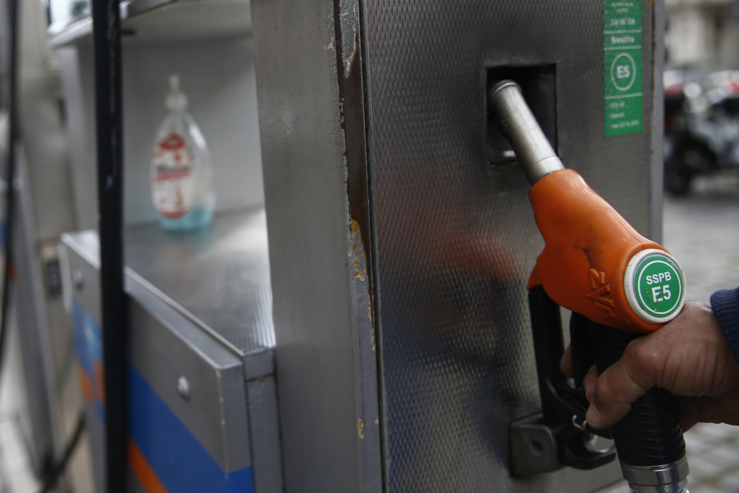 EU, FT: ‘Considering carbon tax on domestic heating and petrol’
