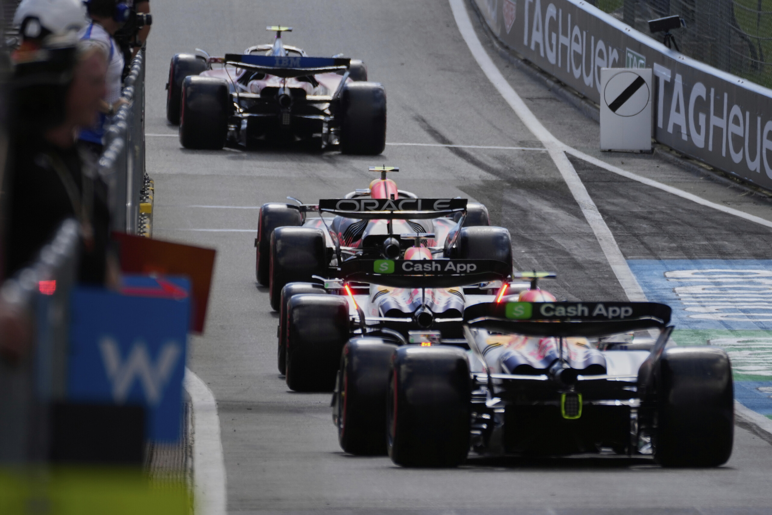 F1: accident on the Austrian GP track, advertising arch collapses