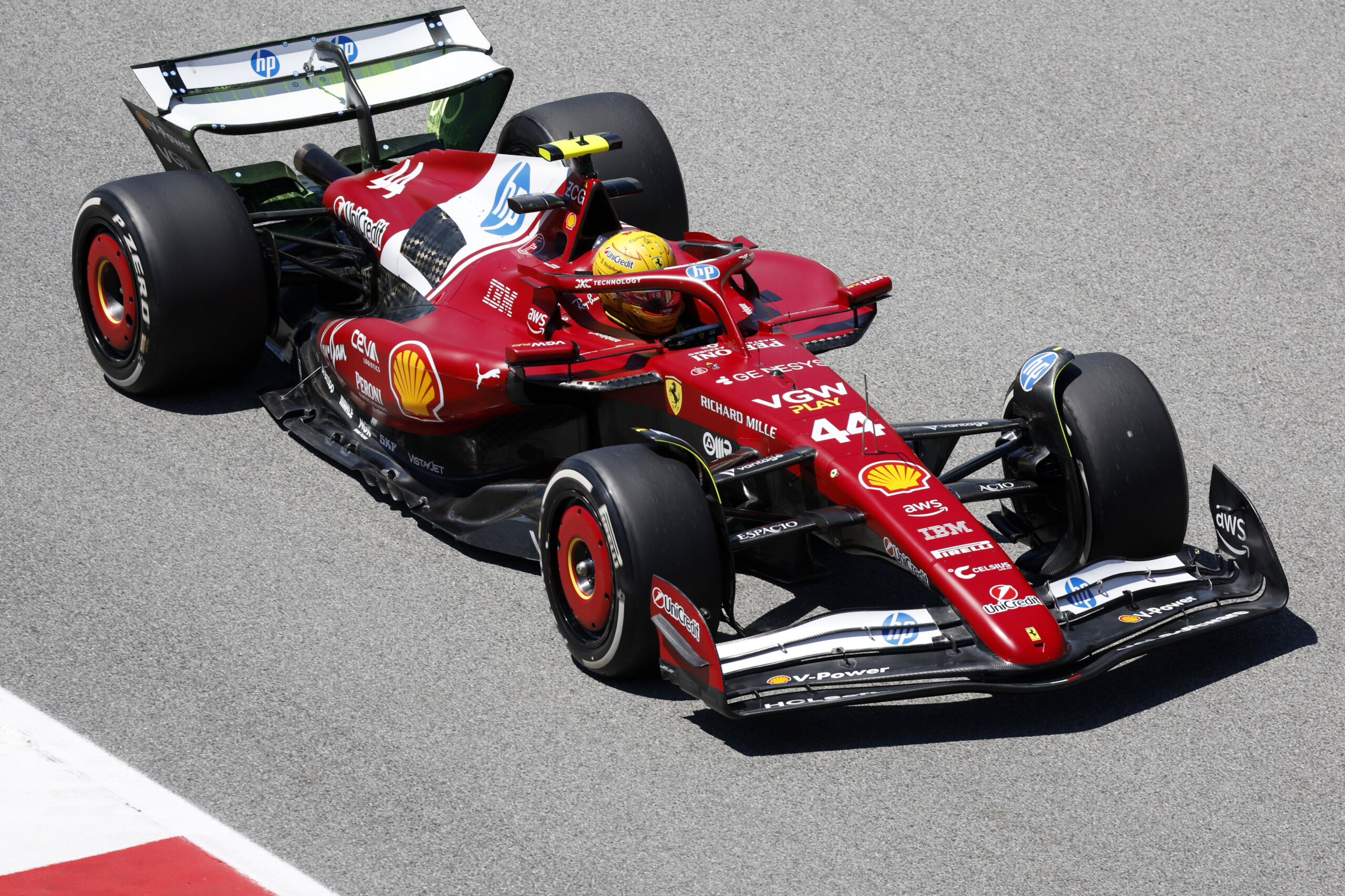 F1, Hamilton harsh on team radio with Ferrari: "The car is undriveable" F1, Hamilton harsh on team radio with Ferrari: "The car is undriveable"