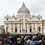 Faithful continue homage to Pope, at 9am fourth congregation of cardinals