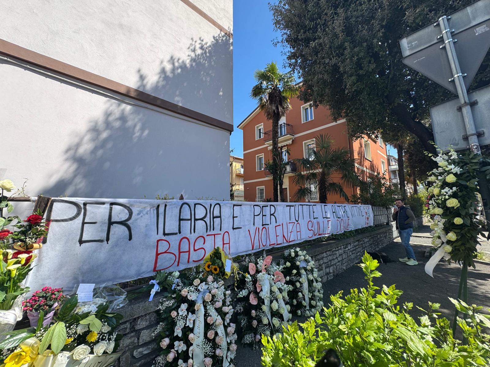 Femicide Rome: coffin of Ilaria Sula arrives outside her home in Terni