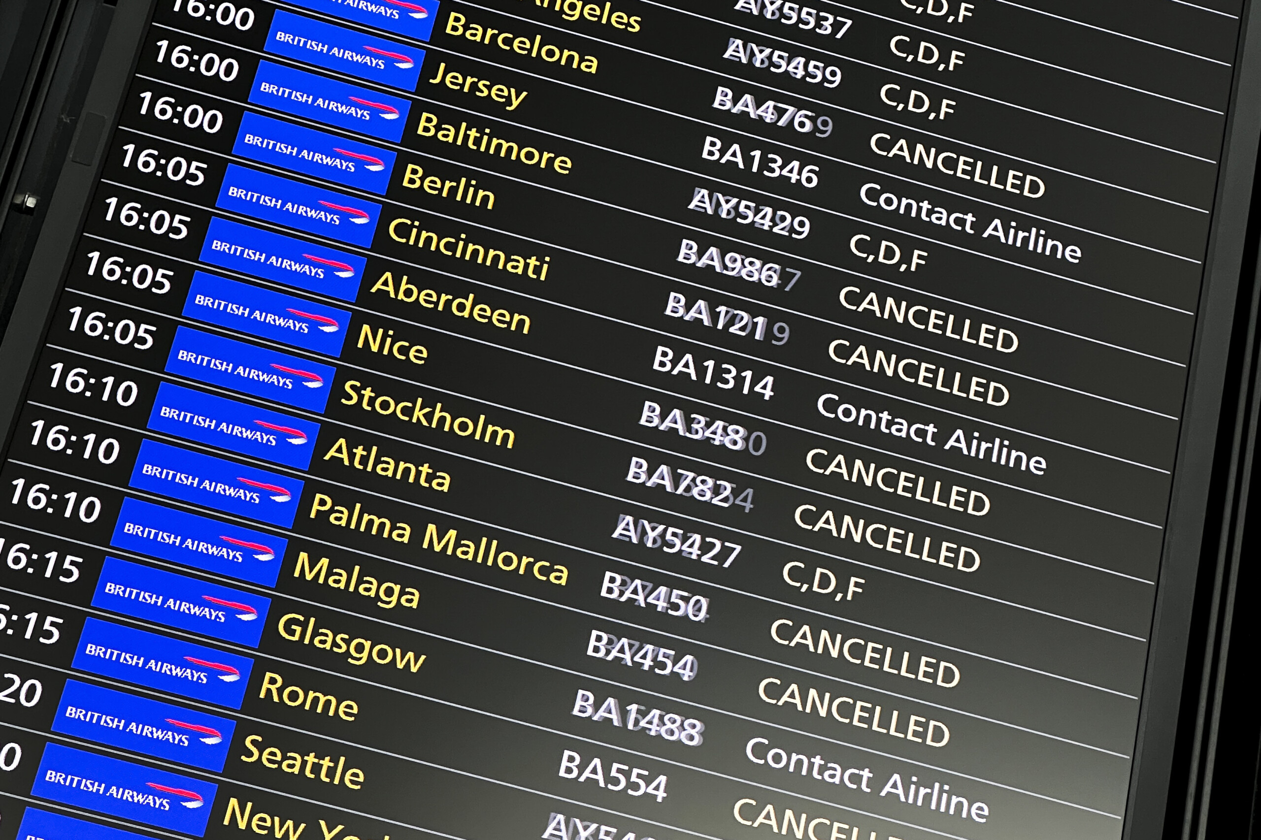 Fire at London Heathrow Airport: flights suspended for the day Fire at London Heathrow Airport: flights suspended for the day