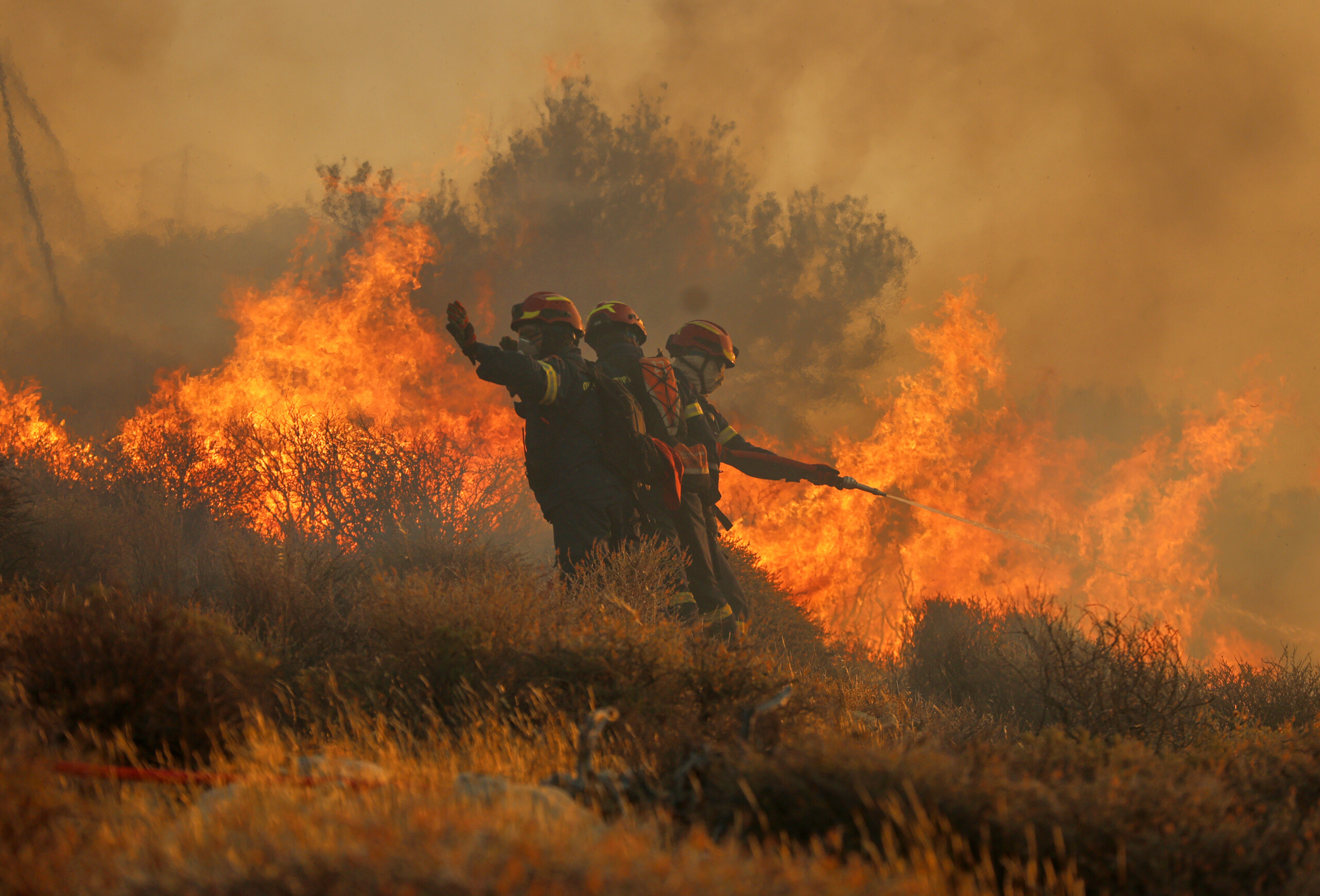 Fire in Crete: 5,000 tourists evacuated Fire in Crete: 5,000 tourists evacuated