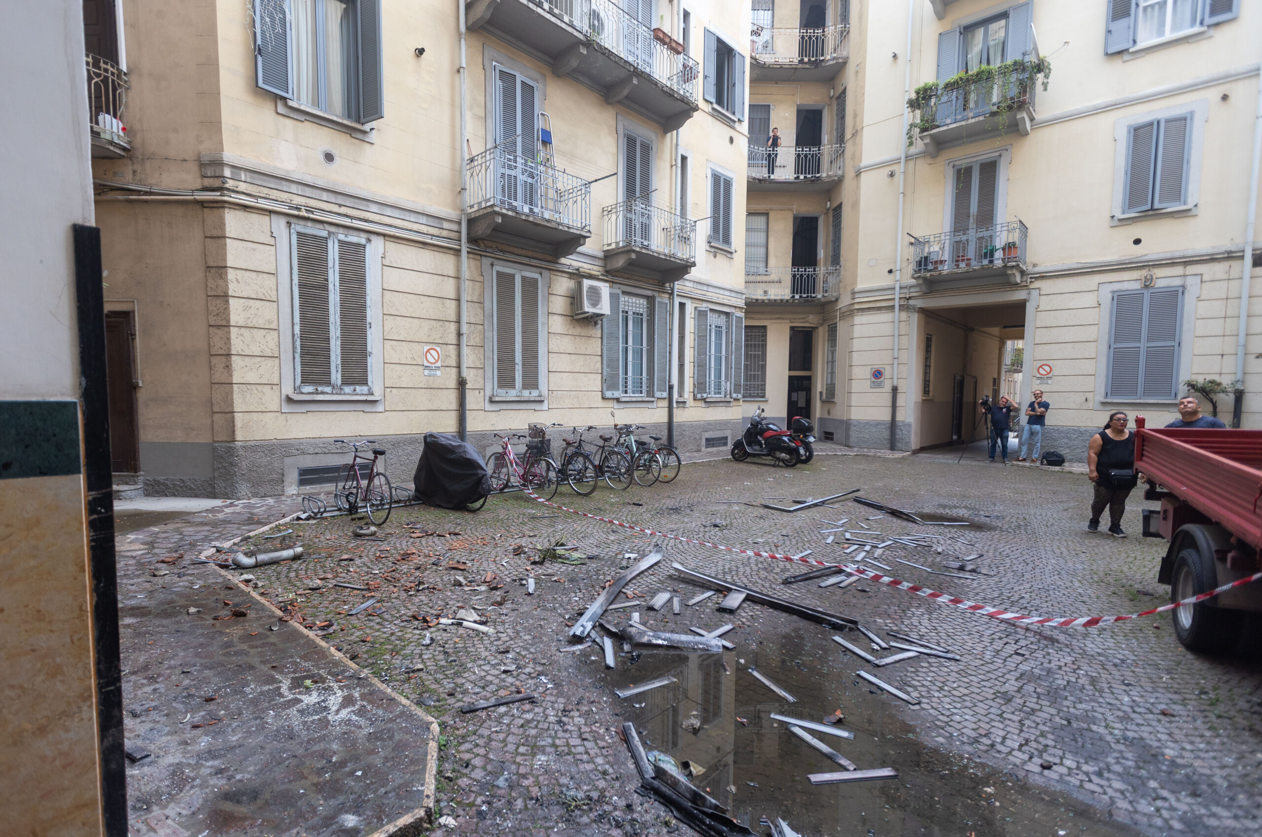 Fire in Milan, 45-year-old arrested: “I was angry, I threw my cigarette on the carpet”