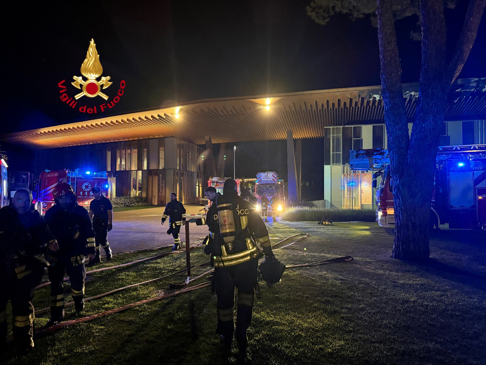 Florence, fire at Viola Park: "Mayor: 'A night of fear, but no serious injuries'" Florence, fire at Viola Park: "Mayor: 'A night of fear, but no serious injuries'"
