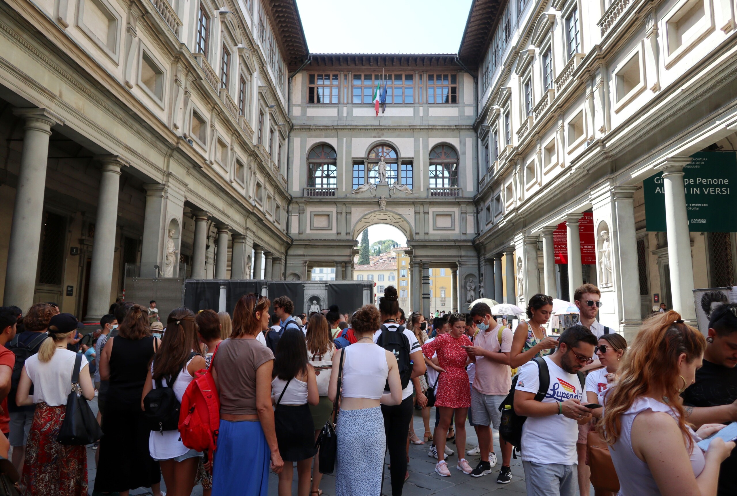 Florence: man takes selfie at the Uffizi Gallery, knocks and damages 18th-century painting