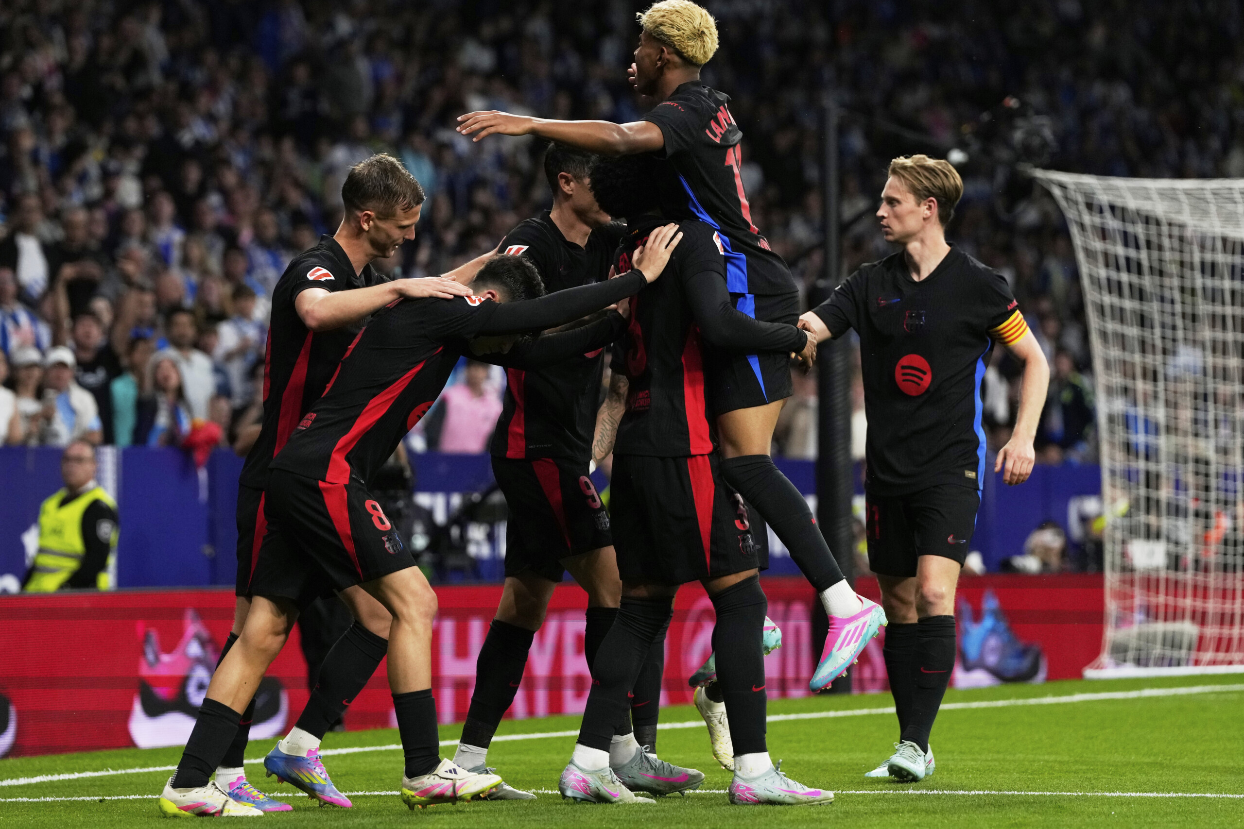 Football, Barcelona beats Espanyol 2-0 and wins La Liga Football, Barcelona beats Espanyol 2-0 and wins La Liga