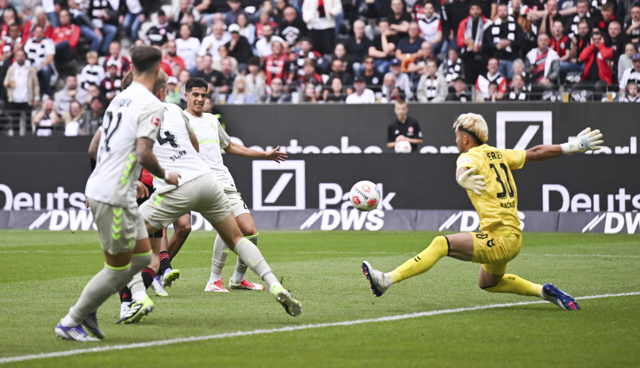 Football: Bundesliga, Frankfurt scores four against Bremen, Wolfsburg and Hoffenheim win