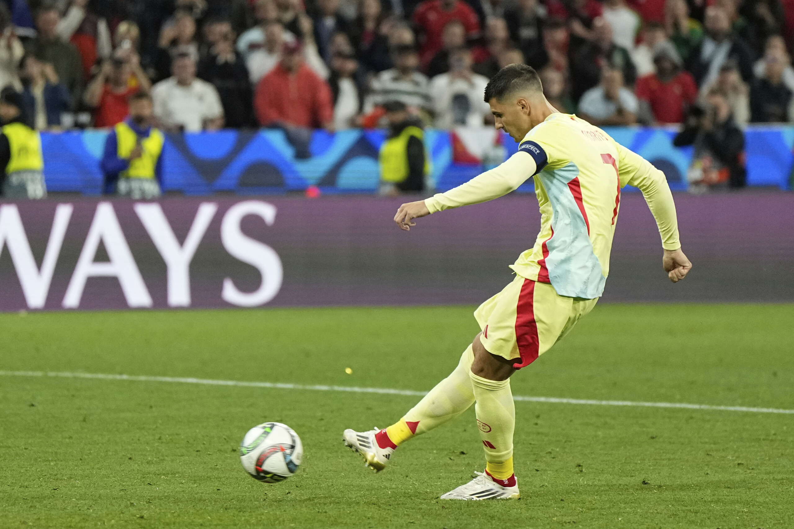 Football, Como officially announces Morata. The striker says, “I will give 200%”.