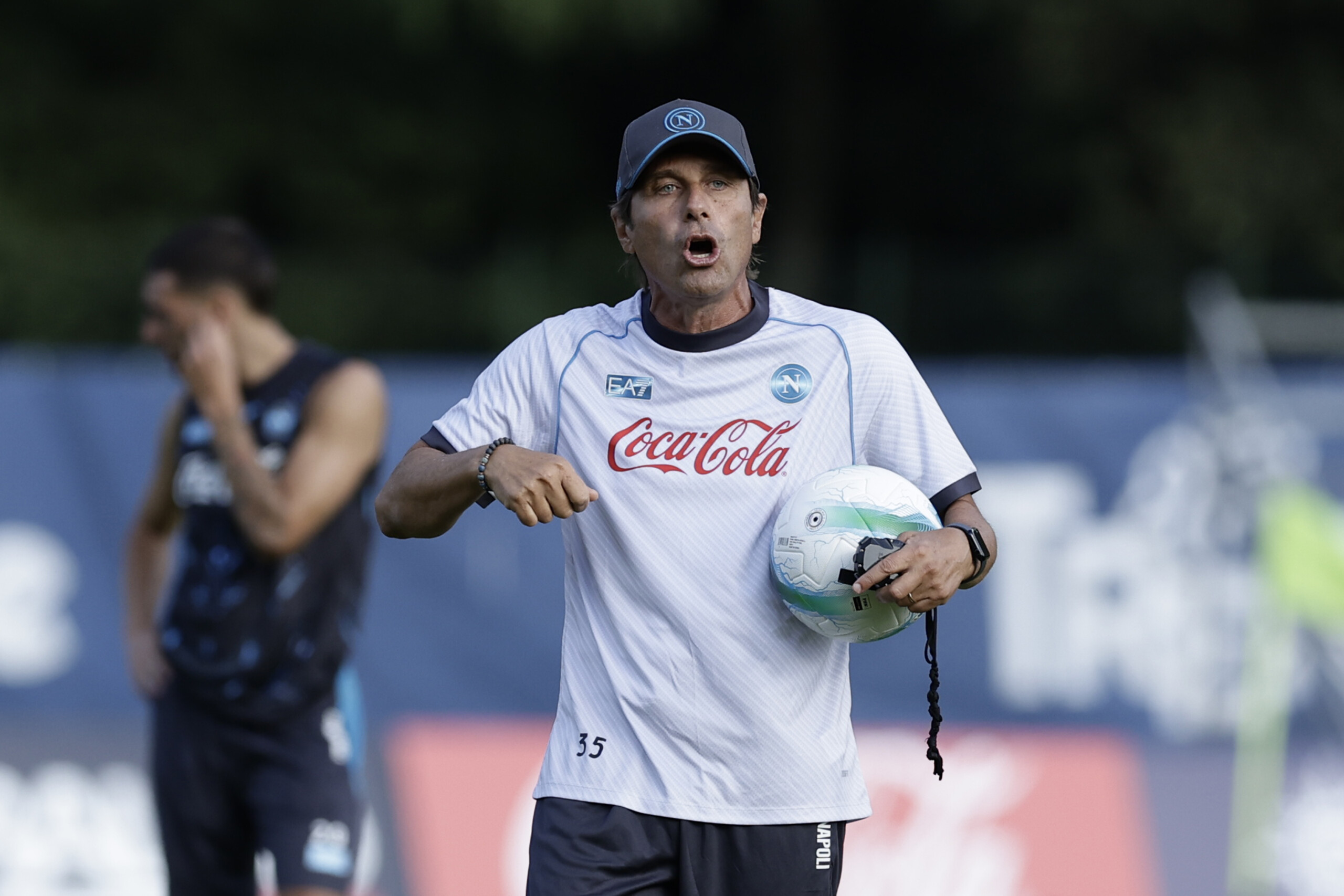 Football: Conte's new Napoli team falters in friendly match, with Arezzo winning 2-0