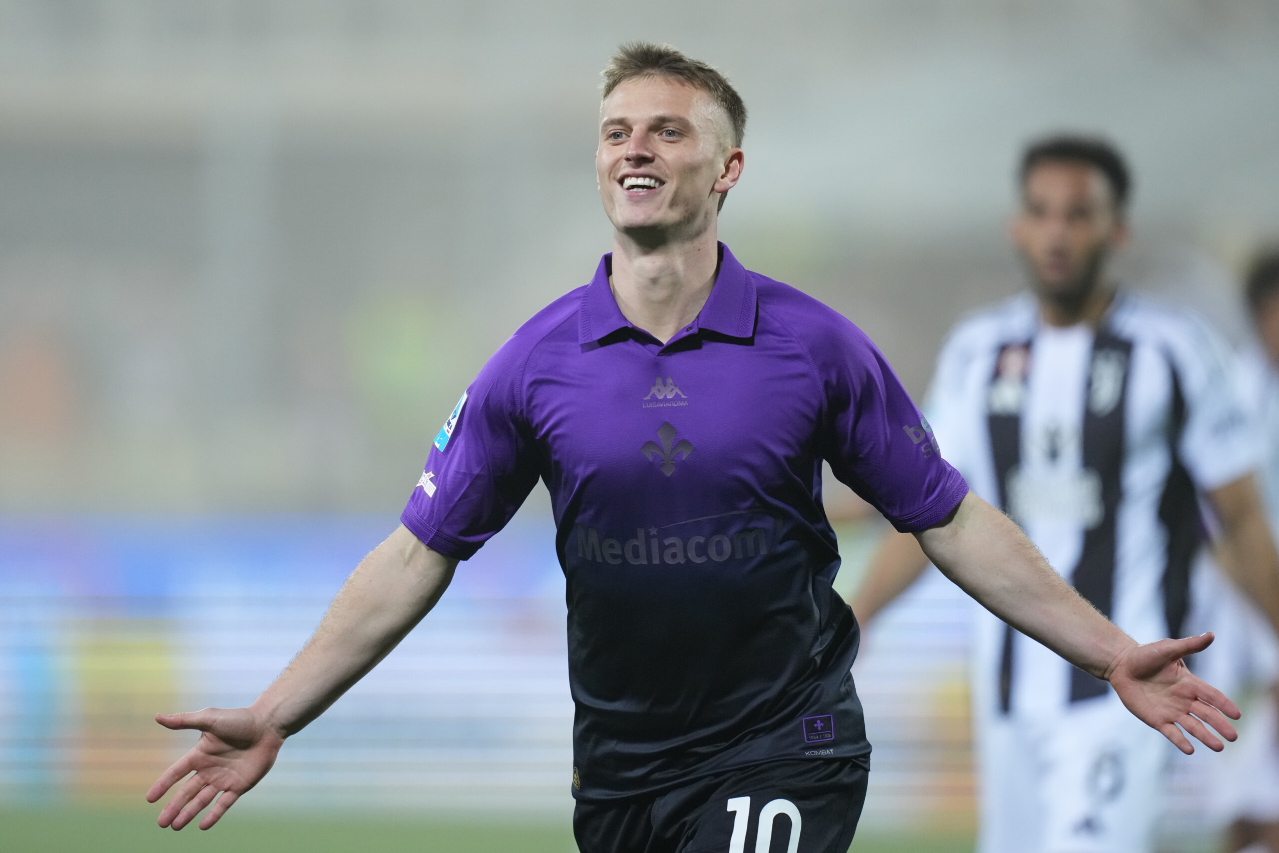 Football: Fiorentina officially signs Gudmundsson from Genoa Football: Fiorentina officially signs Gudmundsson from Genoa