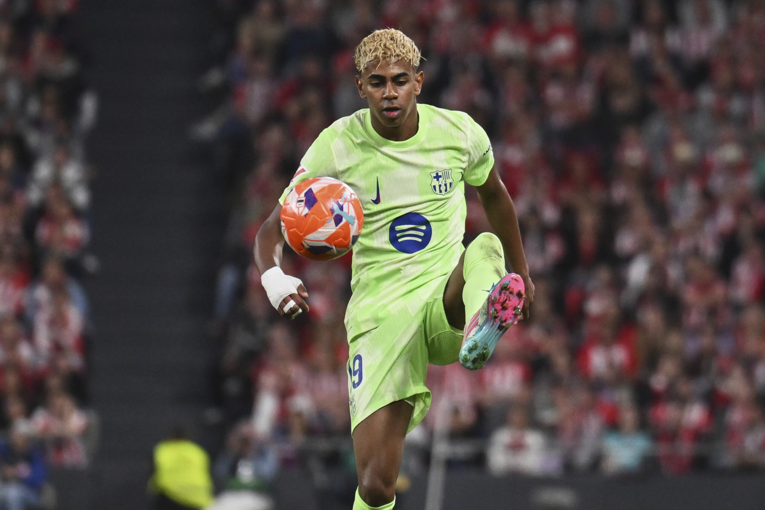 Football: media reports Yamal to wear Barcelona's number 10 shirt