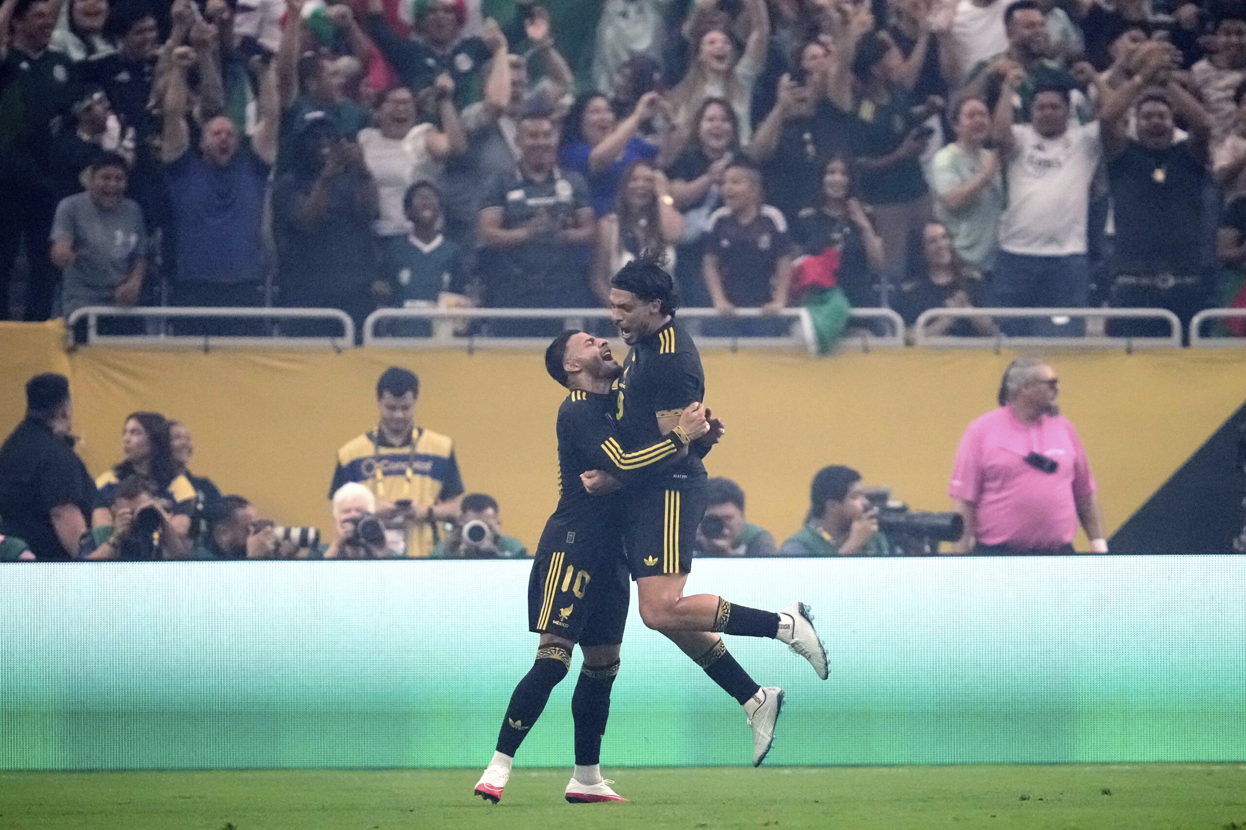Football: Mexico wins Concacaf Gold Cup, USA beaten 2-1 in final