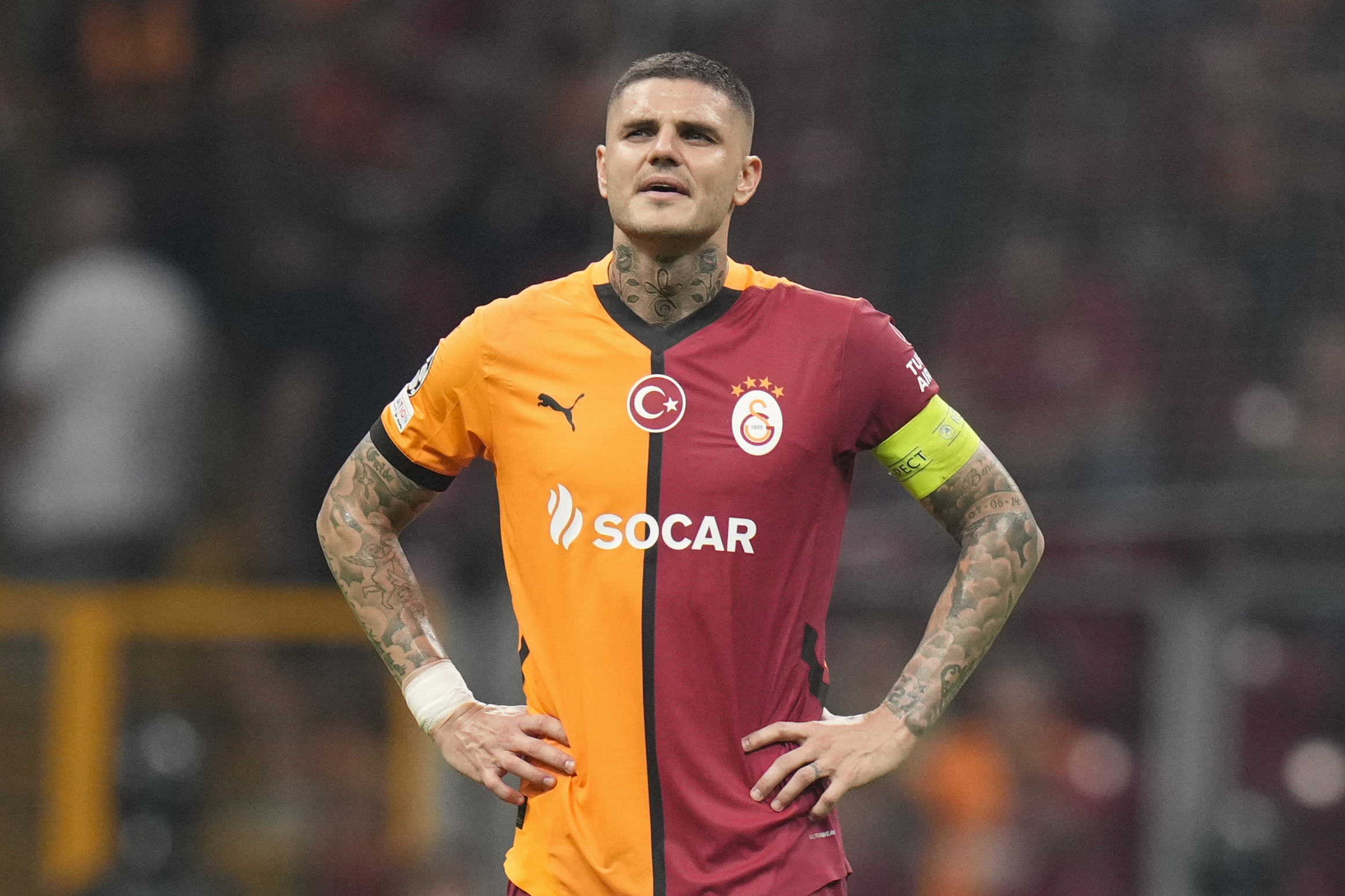 Football: overwhelmed by Galatasaray fans, Icardi headbutts supporter