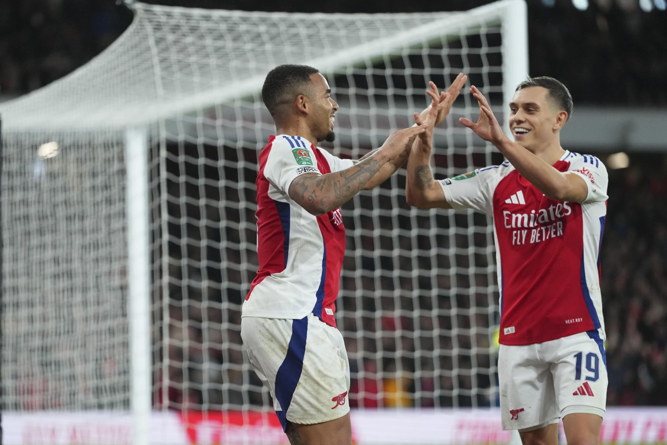 Football: Premier League, Arsenal poker at Ipswich, United fall again