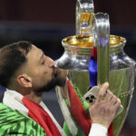 Football: standing ovation from PSG fans for Donnarumma